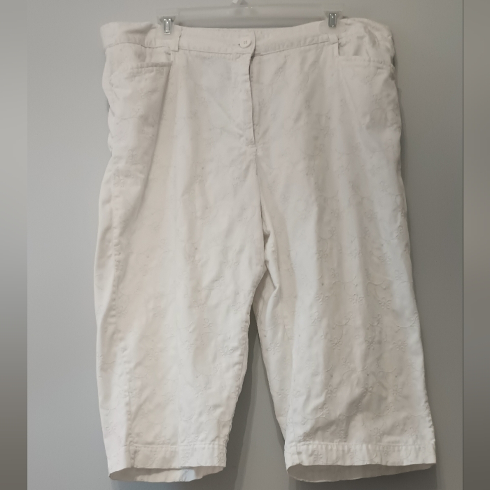 White‎ Stag White Embroidered Capris 18